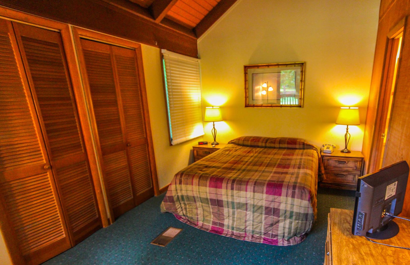 A cozy bedroom at VRI's Golf Club Villas in Marble Hill, Georgia.